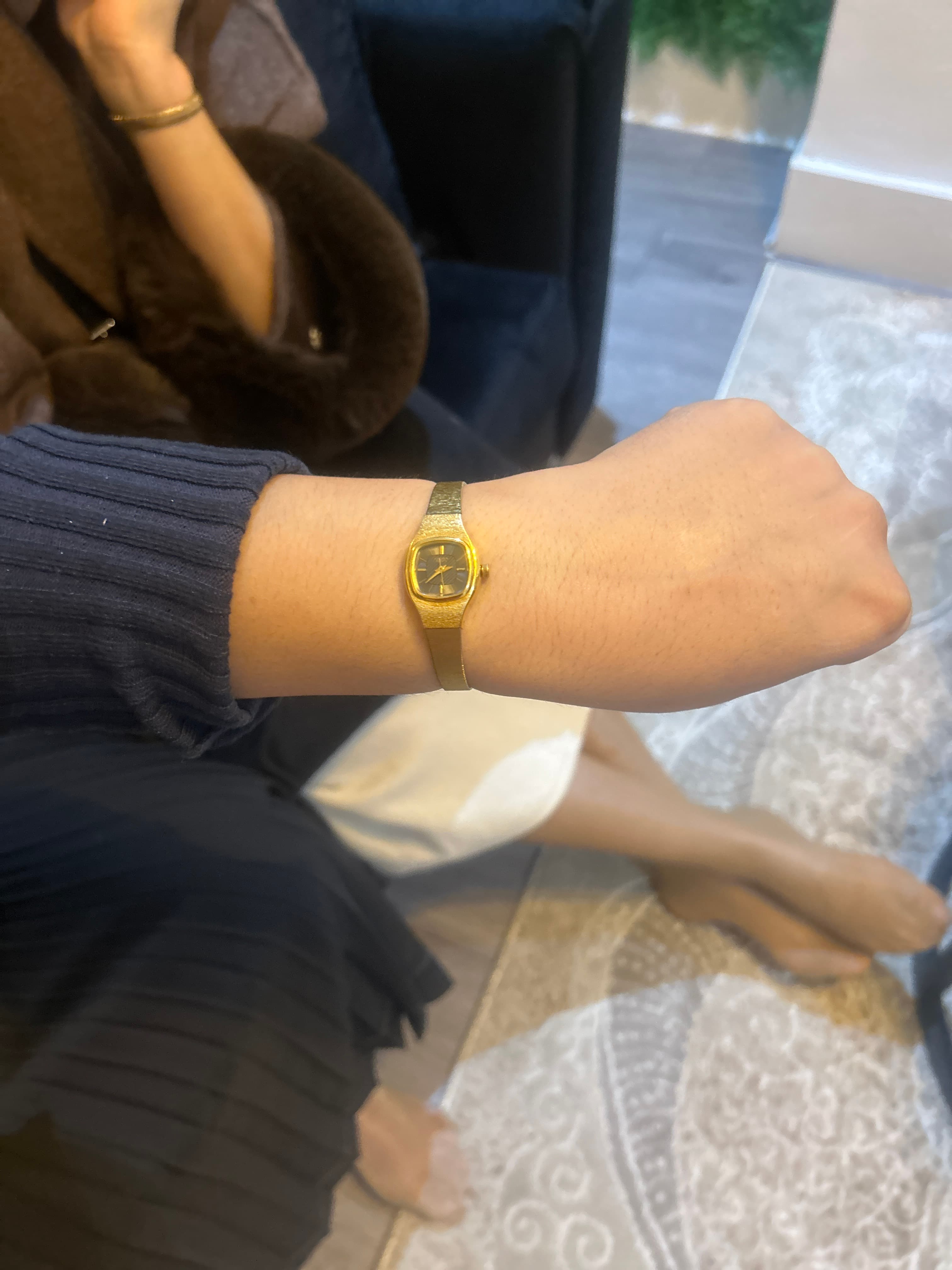 Vintage gold-tone ladies' wristwatch - AI says Real - Image 1