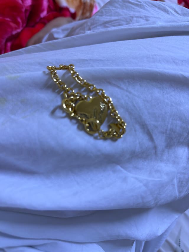 Guess heart charm bracelet - AI says Real