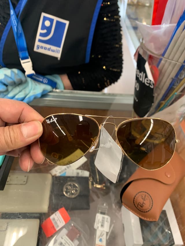 Ray-Ban Aviator Sunglasses - AI says Real