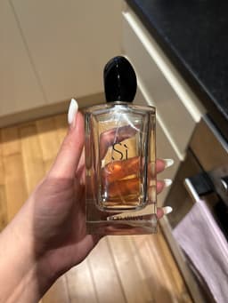 Giorgio Armani Sì Eau de Parfum - AI says Real