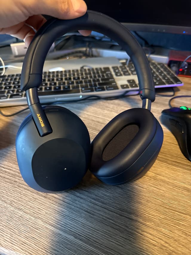Sony WH-1000XM5 Wireless Noise-Canceling Headphones (Midnight Blue) - AI says Real