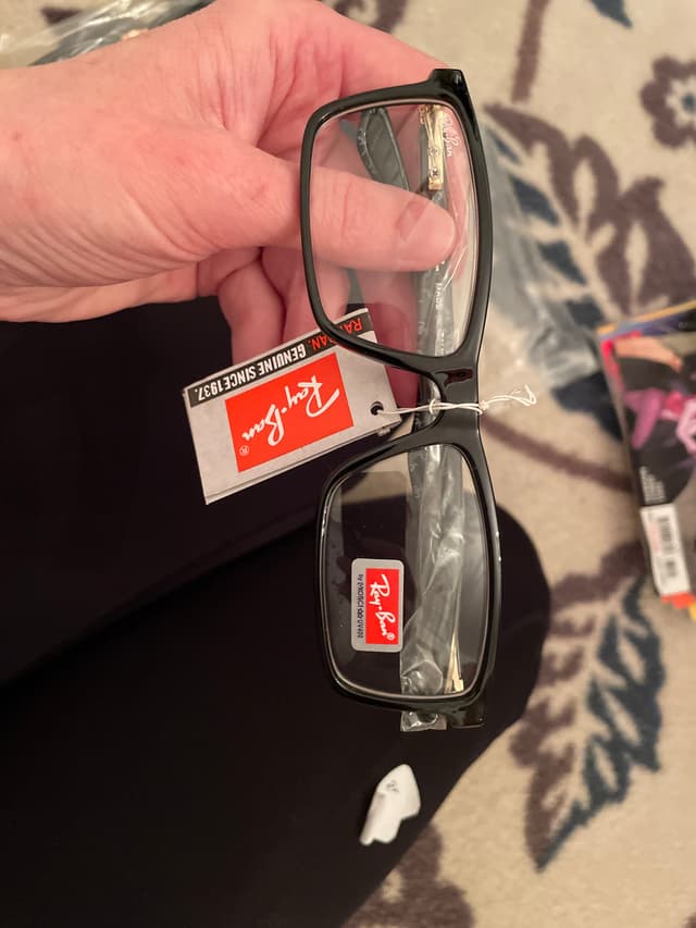 Ray-Ban eyeglasses - AI says Real