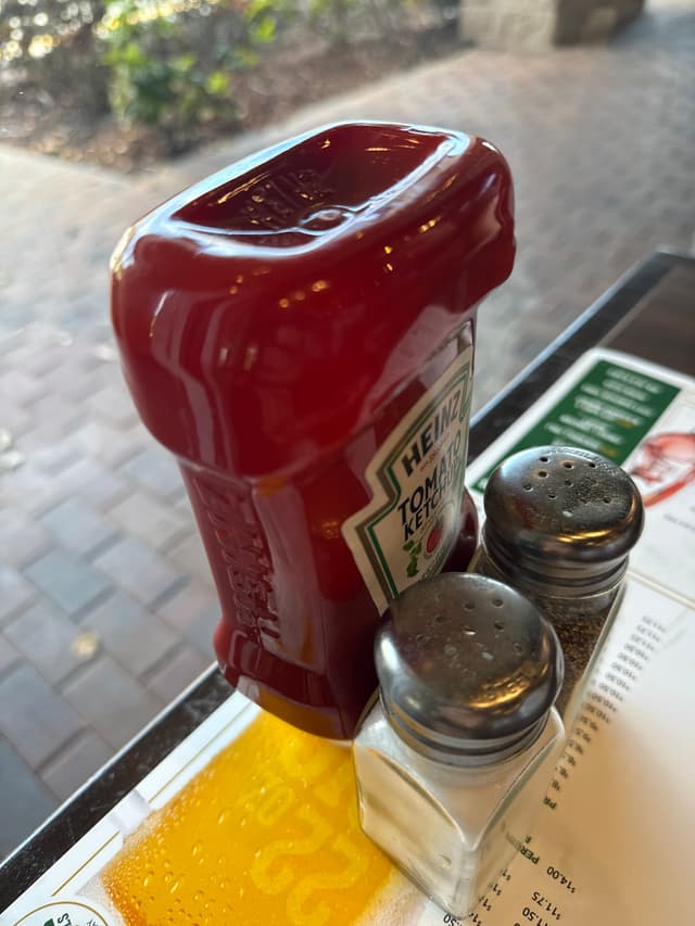 Heinz Tomato Ketchup (Restaurant/Foodservice Squeeze Bottle) - AI says Real