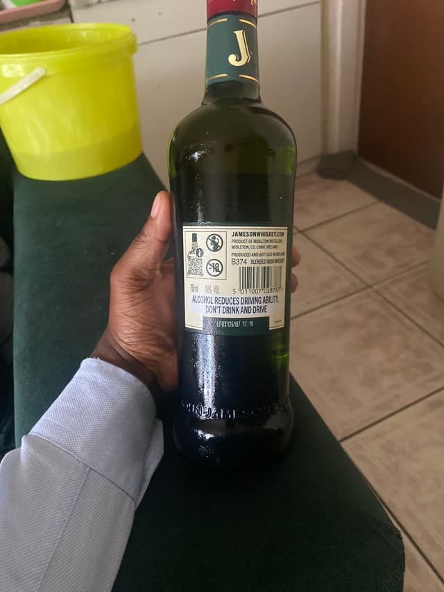Jameson Triple Distilled Blended Irish Whiskey, 700 ml, 43% ABV - AI says Real