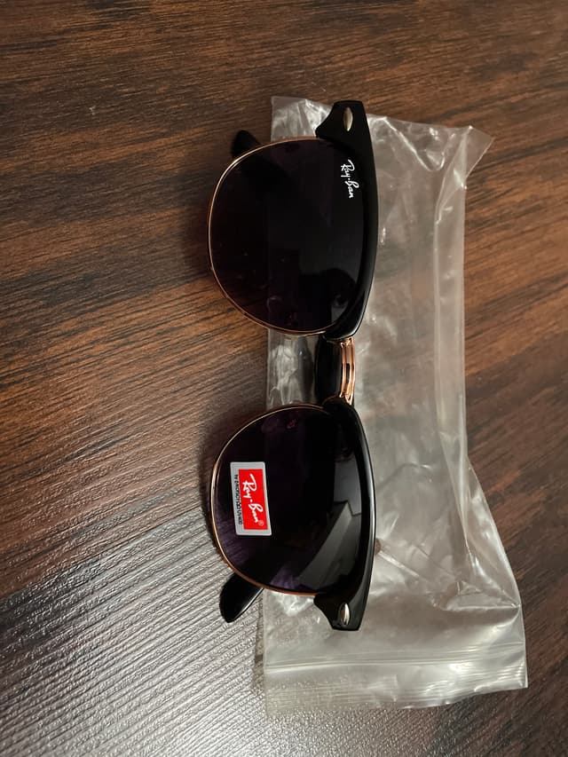 Ray-Ban Sunglasses - AI says Real