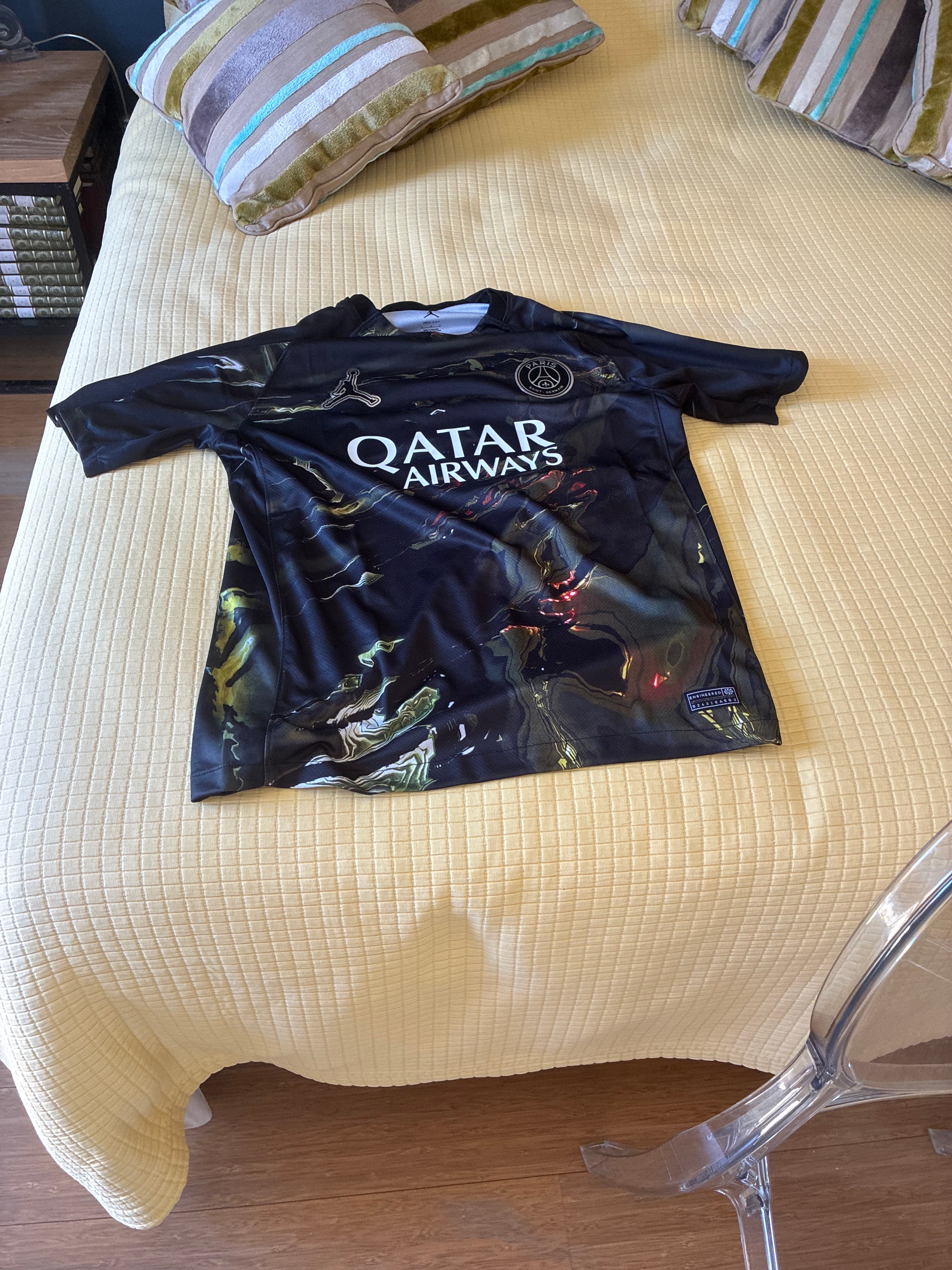 Paris Saint-Germain (PSG) 2023-24 Fourth Jersey - AI says Fake - Image 1