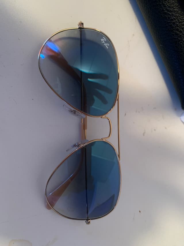 Ray-Ban Aviator Sunglasses - AI says Fake