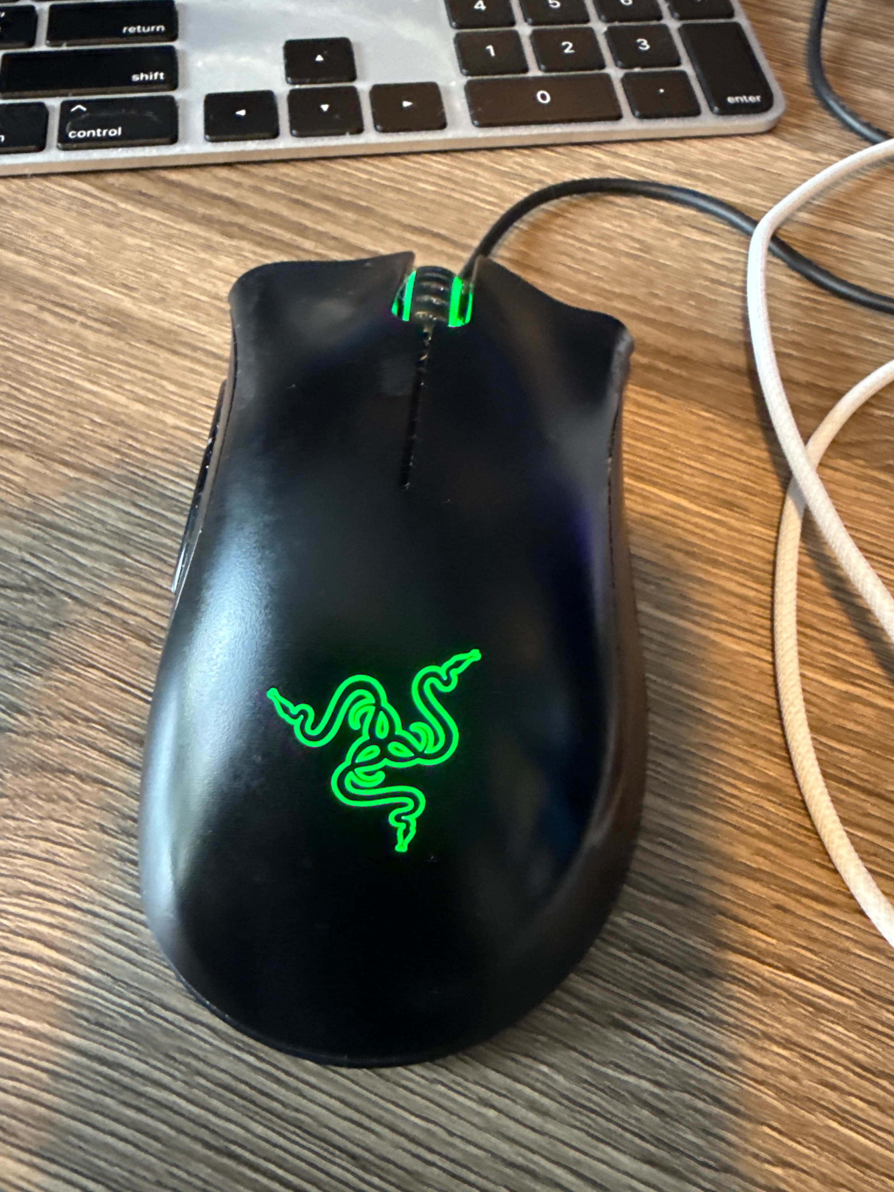 Premium AI Scan: Razer Razer DeathAdder Essential Wired Gaming Mouse - Image 1